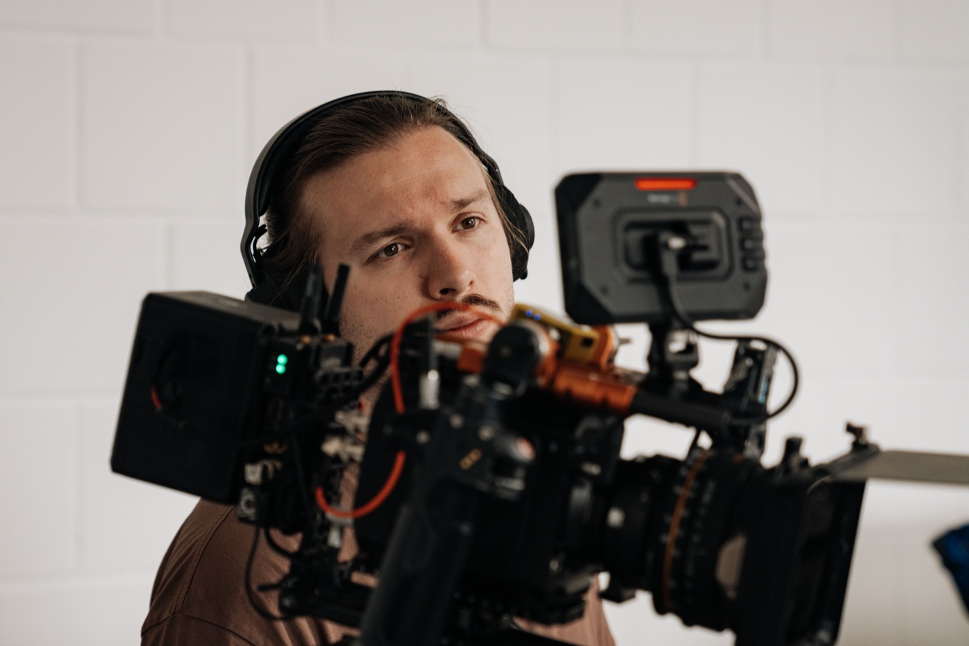 Gleb Lasarew mit Kopfhörern hinter einer Cinema-Kamera.