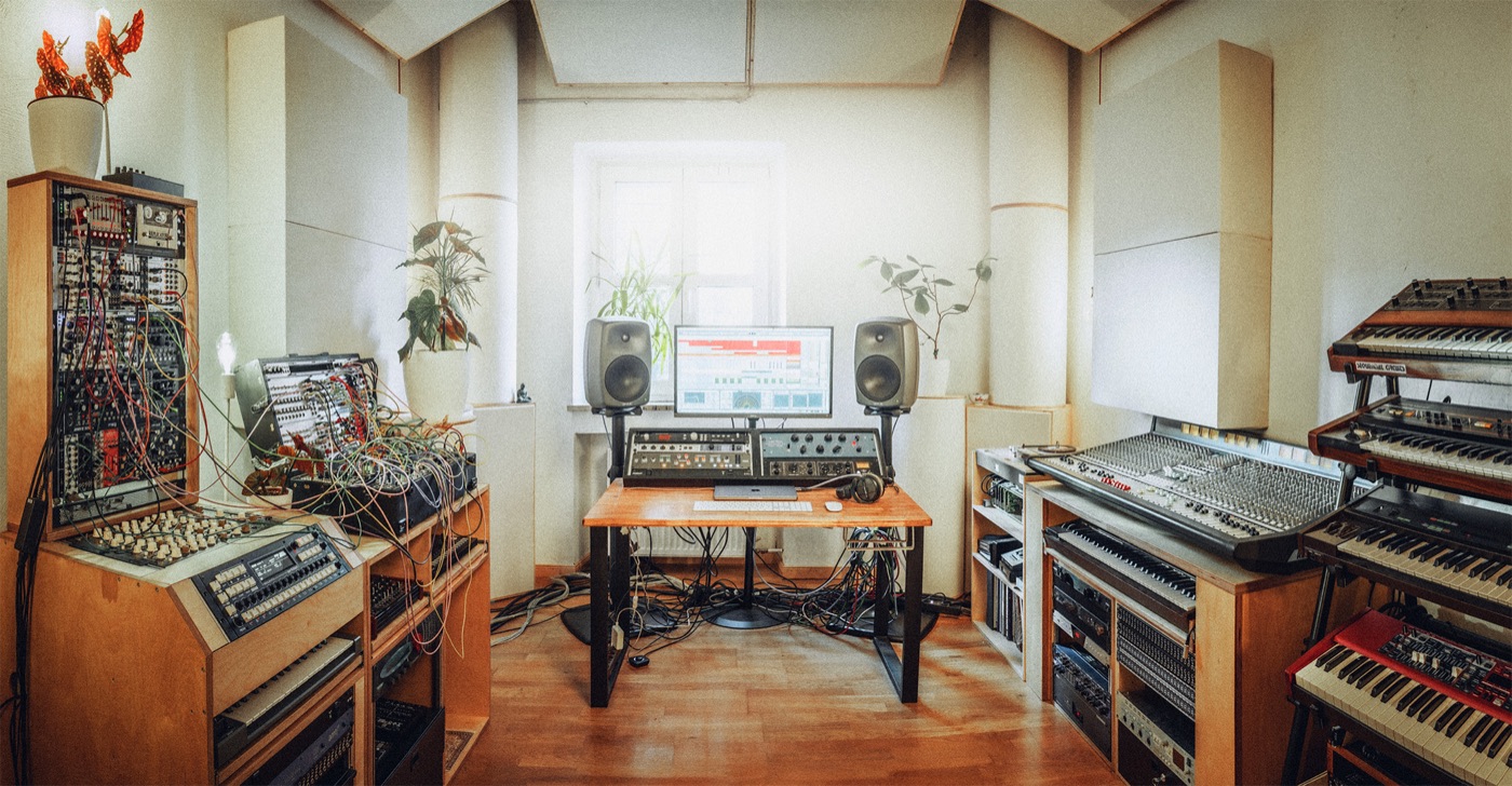 Tonstudio mit Synthesizern, Mischpulten, Modularsystem und Abhörmonitoren.
